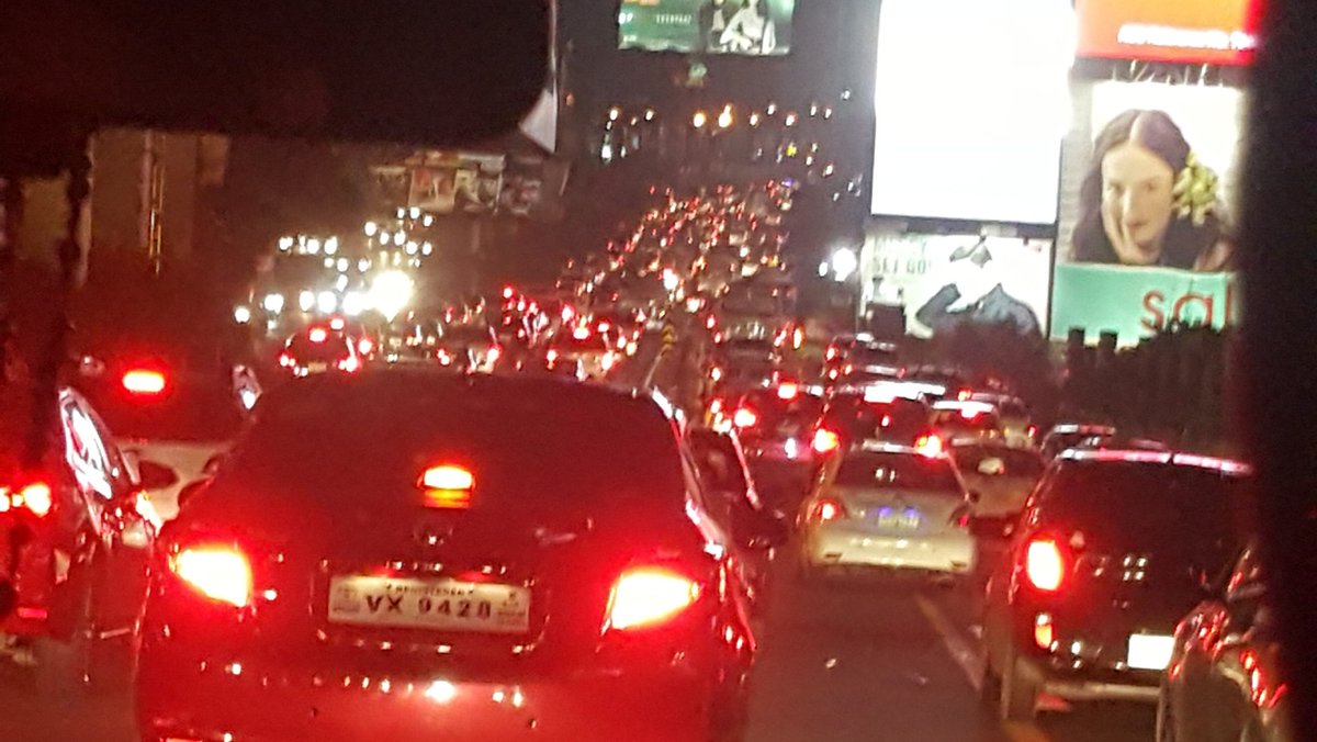 What is this Traffic Jam on EDSA at 10:41pm????? Don't people sleep anymore? Ahhhh!!!!