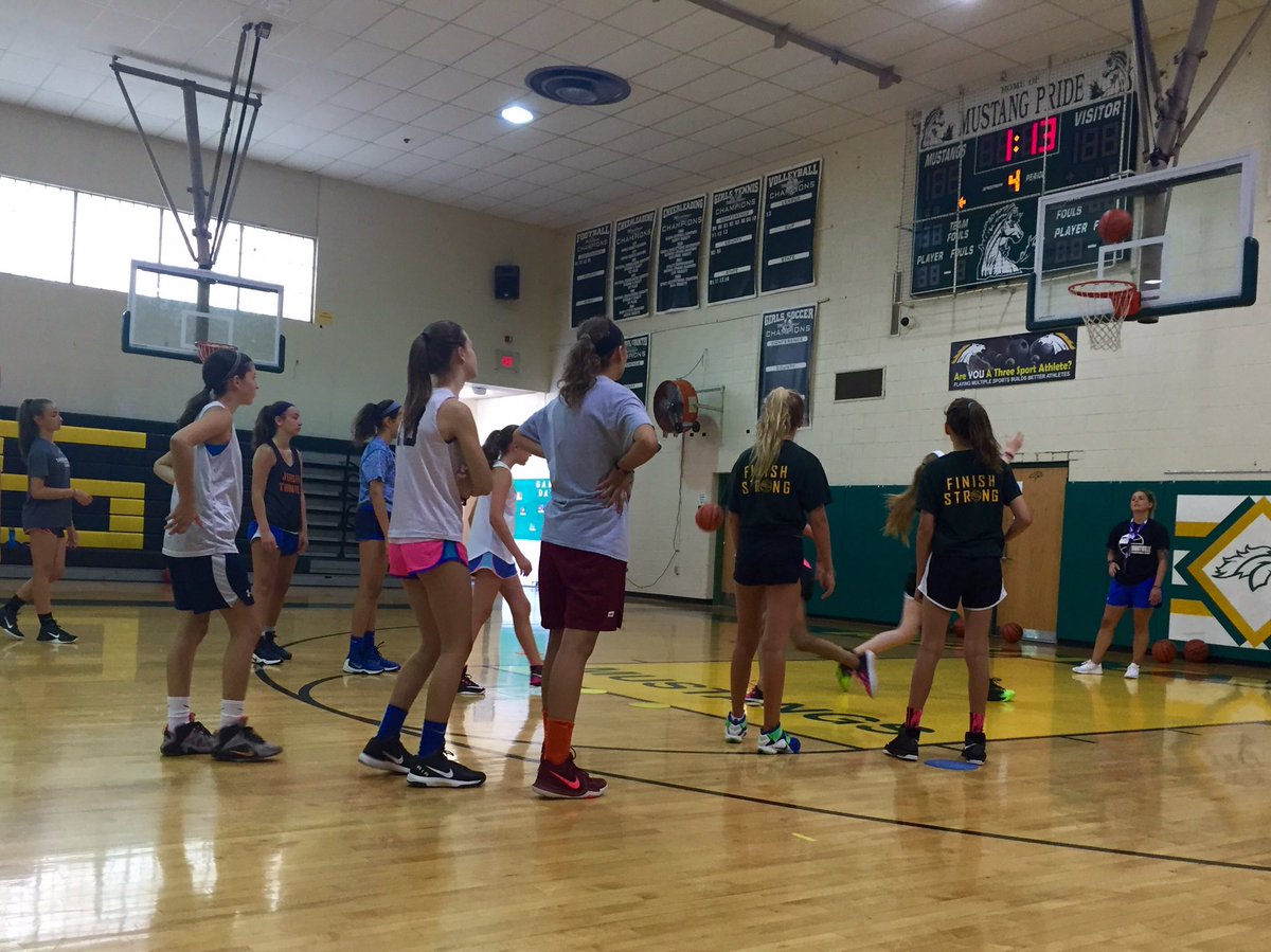 MontvilleGBBall's tweet photo. Day 2 of Week 2 of camp. Love the enthusiasm and #hardwork!!! #futurestangs #stangsfamily https://t.co/a7JZeF9X2S