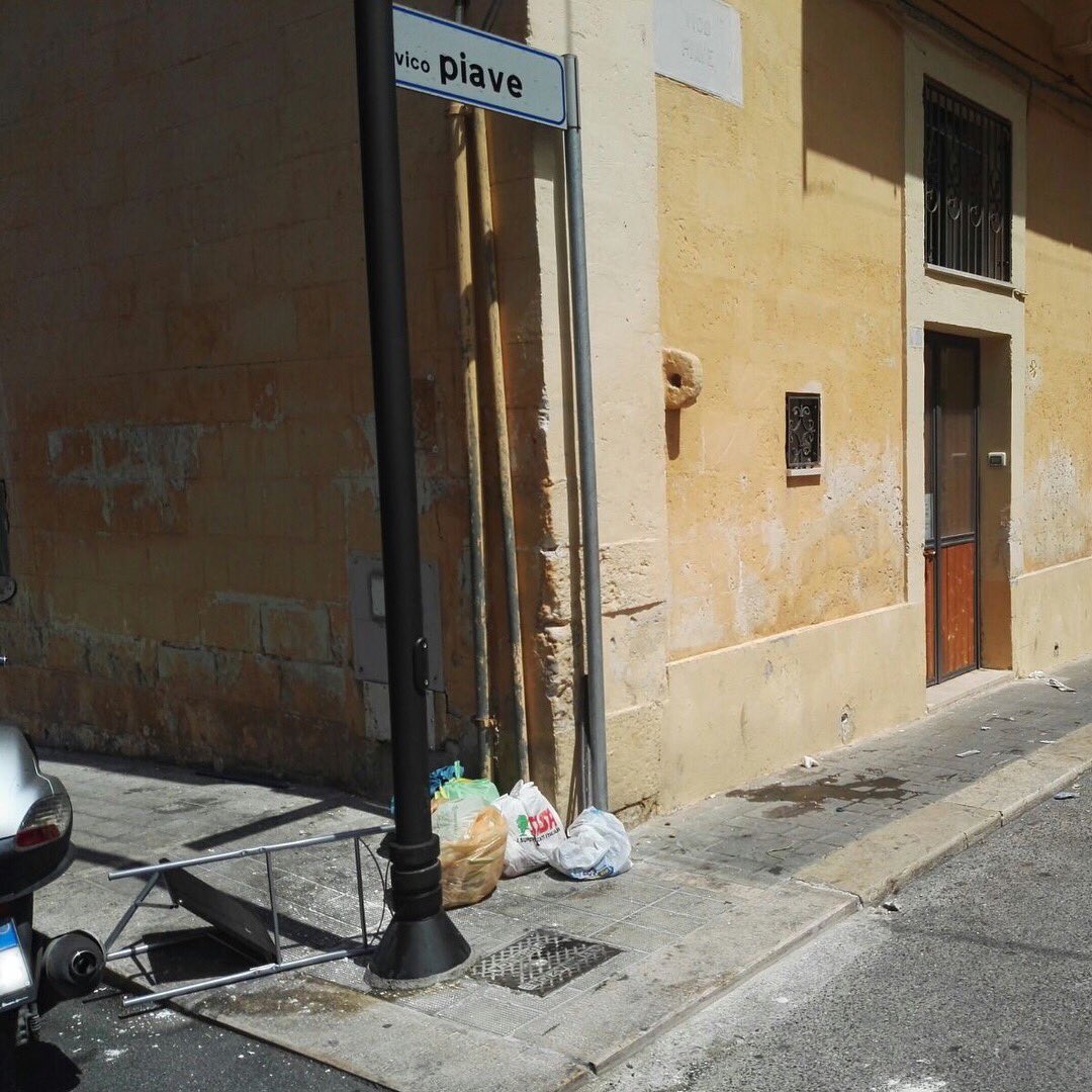 cfarastudio's tweet photo. Basta poco per rendere vivibile una città come #Matera. Solo un po' di attenzione, niente di più.
Proviamoci!

#cfara #urbanspace https://t.co/FBASZZWypJ