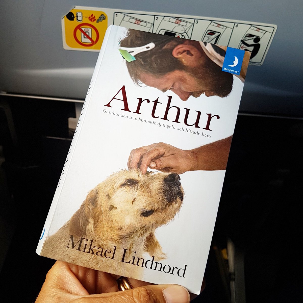 CiaSandgren's tweet photo. Just läst den mest berörande bok!  Sommarens boktips! Ta fram näsdukarna och läs! ❤ #arthur #boktips 
@MikaelLindnord https://t.co/LvxykoPWof