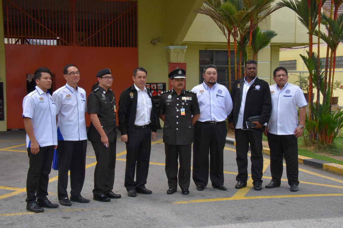 mcpfkl's tweet photo. Lawatan ke SIK/Penjara Kajang anjuran MCPF KL dgn kerjasama JPWPKL mewujudkan keinsafan dlm diri pelajar utk berkelakuan baik @Zahid_Hamidi https://t.co/cRwMgPypkW