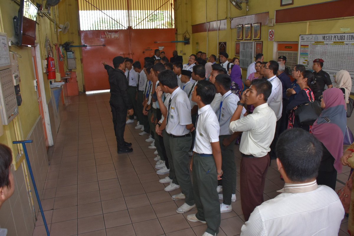 mcpfkl's tweet photo. Lawatan ke SIK/Penjara Kajang anjuran MCPF KL dgn kerjasama JPWPKL mewujudkan keinsafan dlm diri pelajar utk berkelakuan baik @Zahid_Hamidi https://t.co/cRwMgPypkW