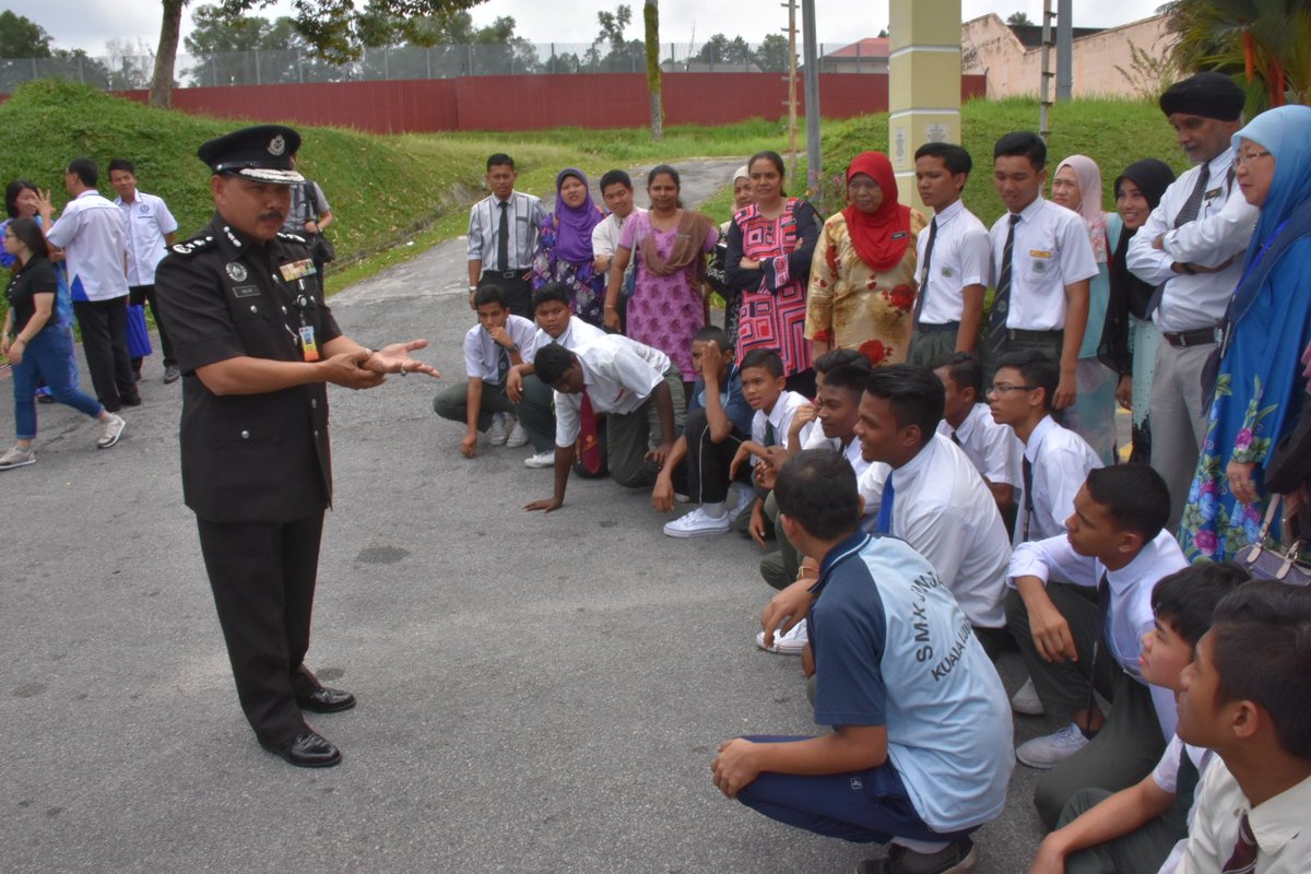 Lawatan ke SIK/Penjara Kajang anjuran MCPF KL dgn kerjasama JPWPKL mewujudkan keinsafan dlm diri pelajar utk berkelakuan baik <a href="/Zahid_Hamidi/">Zahid Hamidi</a>