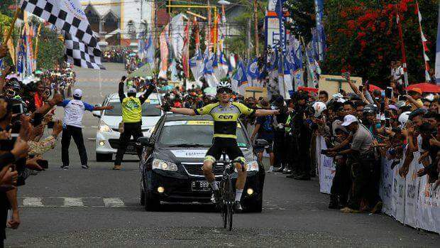 lexnederlof's tweet photo. stage win for ccn cycling team in the tour of flores with daniel whitehouse https://t.co/xaquNmQ0Kt