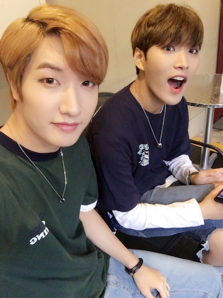 J2KC_'s tweet photo. #대니 J2KC의 메인돼지!!아..메인보컬  진군!!생일 축하해~😊오늘 좋은 추억 많이 만들었어??오늘은 너의 날이니까 하고싶은거 다 했길 바래😁지금도 아마..진이는 먹고 있겠지..?🤔 #역시 #축하는 #마지막이지😜 https://t.co/iVa3FuSsGD