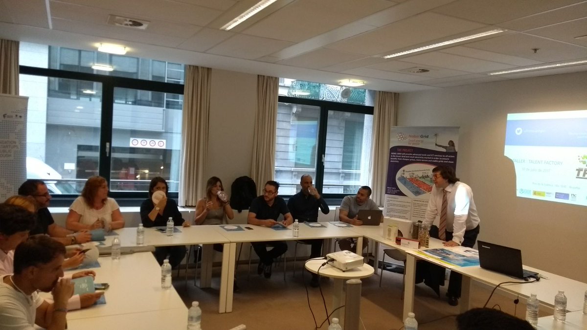 FinnovaEU's tweet photo. Jóvenes @TFtalentfactory visitan #StartUpEuropeAccelerator y reciben consejos de @AstronicalSpace #talentfactory2017 https://t.co/43qYqY0zRi https://t.co/yGnsnYiPkh