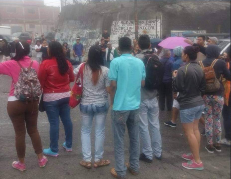 ElNacionalWeb's tweet photo. Ciudadanos protestaron en El Junquito contra subida del pasaje mínimo https://t.co/Dx1PFKbHyY  https://t.co/2bud1YqXrz