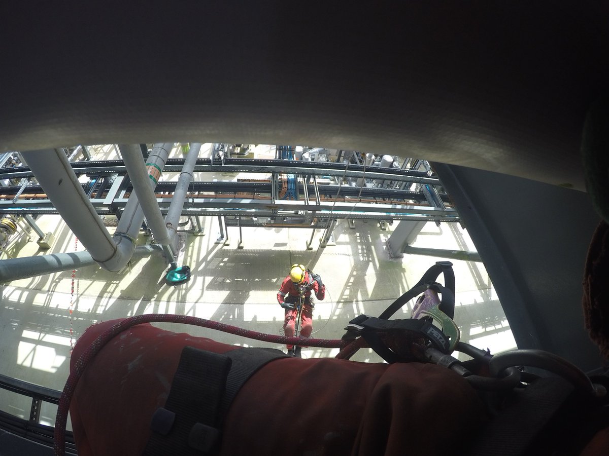 jcaccess2's tweet image. Roasting hot day and we are inspecting hot pipe work typical #JCAccessSolutions #RopeAccess #Inspection #Roasting