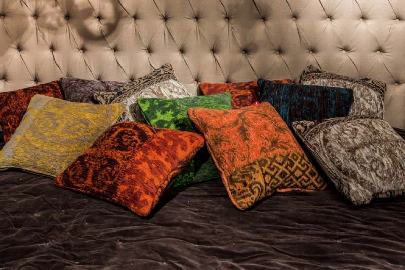 SarahMo_FS's tweet image. Fleur je grauwe bedrand op met enkele leuke en kleurrijke kussens. Zo creëer je je eigen cosy en gezellig plekje!