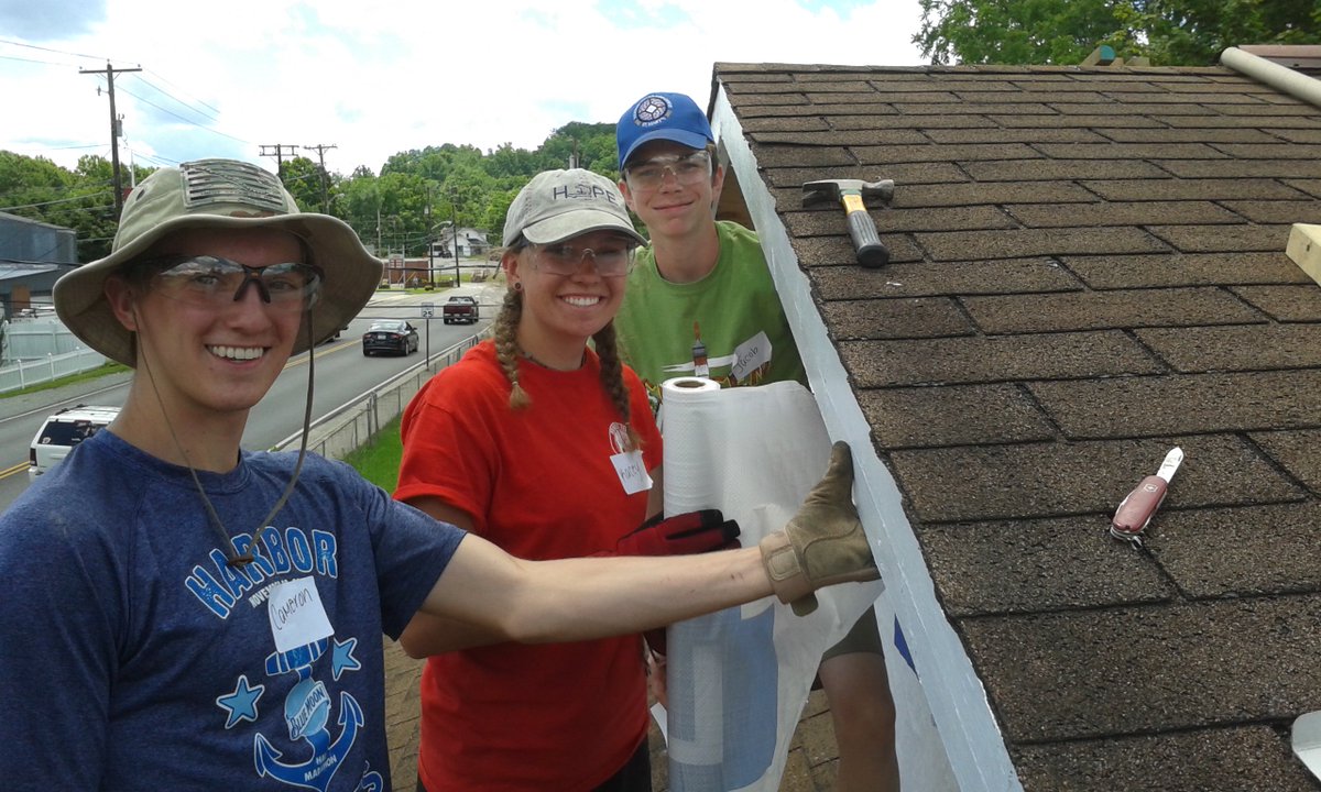 EvangelizeRVA's tweet photo. Check out the Catholic Virginian for the story about Work Camp! #fullyalive #cdryouth #DWC2017 https://t.co/ZJDgu5cgbK https://t.co/aoFB8JGLRD