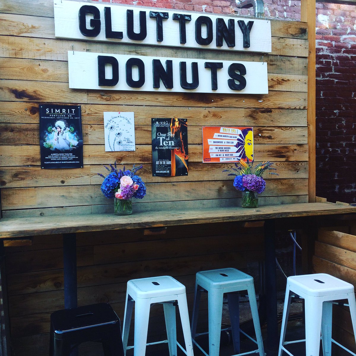 GluttonyPDX's tweet photo. Donuts & Breakfast Sandwiches everyday #gluttonypdx #pdxeats #pdxfoodcarts #pdxbreakfast ๐ฅ๐ณ https://t.co/7d0gtadsb7