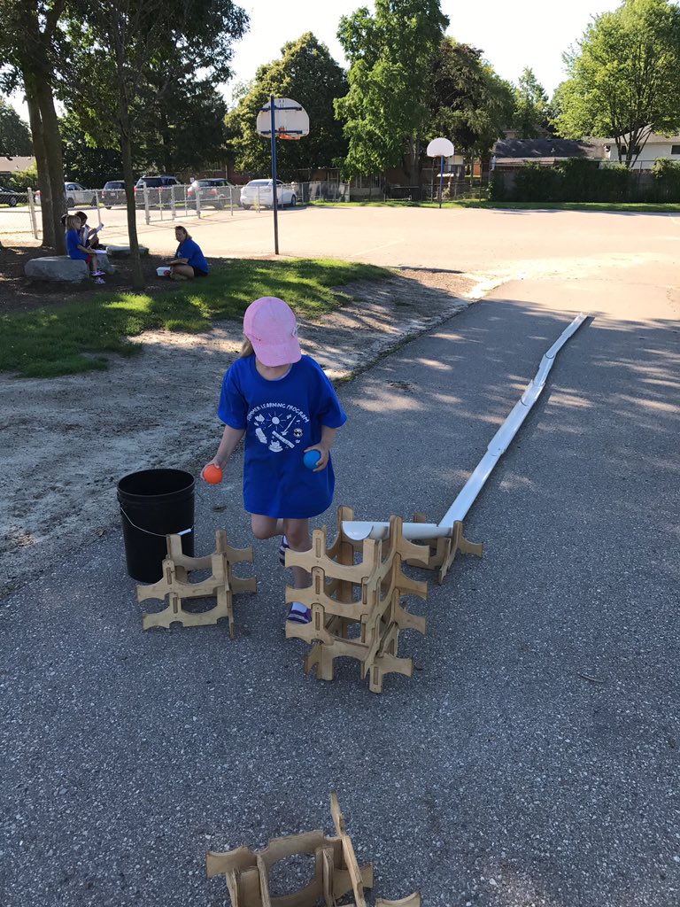 MissBennettJFC's tweet photo. We decided to bring our learning outside today! #summerlearning2017 @wrdsb https://t.co/Atskrb6QNl