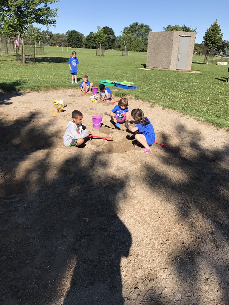 MissBennettJFC's tweet photo. We decided to bring our learning outside today! #summerlearning2017 @wrdsb https://t.co/Atskrb6QNl