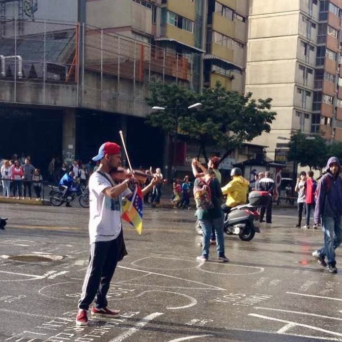DolarToday's tweet photo. Wuilly Arteaga convierte tranca de Chacao en un peculiar  escenario https://t.co/QdwVArBq2P  https://t.co/DiwTd8mDjV