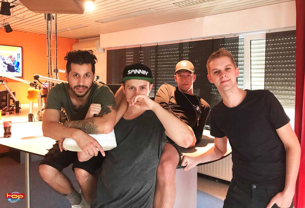 TOPradio's tweet photo. Deze bende is op weg om een dikke zomerhit te scoren! Straks doen @Jody_Bernal, @TheBoyTweetDoor &amp; @realfreshcoast LIVE ‘La Colegiala’! 🌞🌴🌞🌴 https://t.co/6I4tM3HQJa