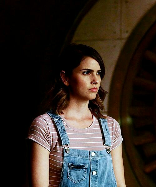 shelleyhaleszz's tweet photo. My #TeenChoice vote for #ChoiceSummerTVActress is Shelley Hennig  @shelleyhennig  @MTVteenwolf @TeenChoiceFOX https://t.co/Z5ghfrI0CC