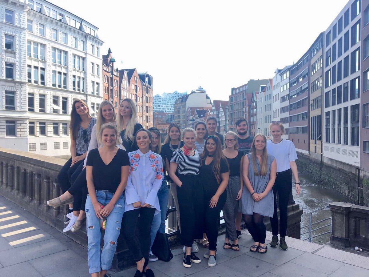expericam's tweet photo. Unser Volo-Kurs (fast komplett) ☀️ #AkademiefürPublizistik #ElphiImHintergrund #fernwehhamburg https://t.co/Sz30XLxbwE