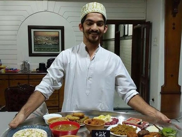 ExpressNewsPK's tweet photo. گوگل کی ملازمت چھوڑ کر سموسے بیچنے والا نوجوان
https://t.co/JtyDEQepdx
#Google #Bohrikitchen https://t.co/oFibceRB4G