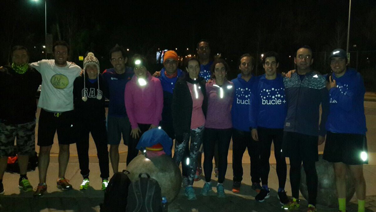BucleTraining's tweet photo. Ayer no llegó la luz a la pista pero nos tomamos la calle para vencer al frío #LosLunesSeEntrena #SomosBucle #Bucle+ #B+ #BucleRunning https://t.co/mIzfWWEwri