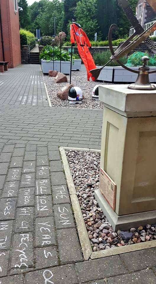 KeeleUniHub's tweet photo. This afternoon we had the judges for #BritainInBloom visit our courtyard garden. They were v.impressed....fingers crossed for a good result! https://t.co/92GVUoWiBl