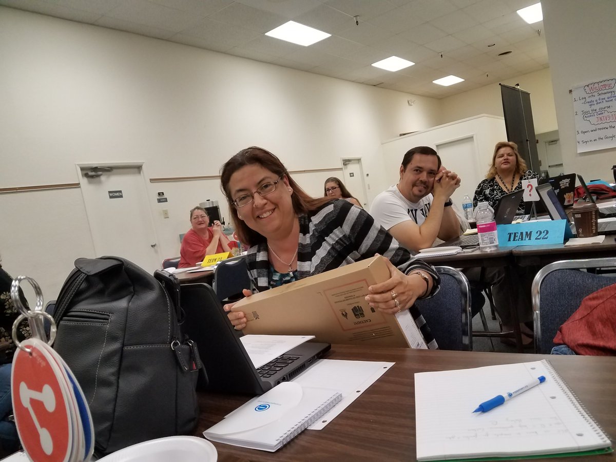 BigLoveWins's tweet photo. Moye Mountain Lion, Ms. Duenas wins the chromebook!! 🎉🎉🎉 @ELPASO_ISD  @Meb122  #TeamMoye https://t.co/KUDODwRsMA