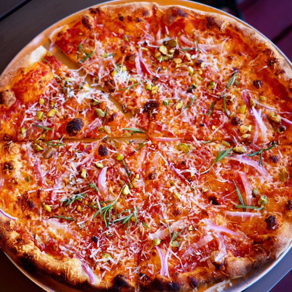 CharlieDelray's tweet photo. Mama Rosa Pizza: Tomato, Red Onion, Chile, Pistachio, Rosemary, Pecorino @oceanokitchen @chefjbearman 🔥💪 #pizza https://t.co/FHUxSJKOUL