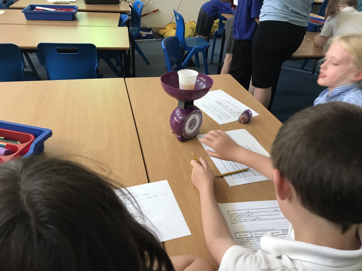 y4norbridge's tweet photo. During our science lesson, we investigated how much the bubbles in different fizzy drinks weigh #Science #investigation https://t.co/xmesnpAdGB