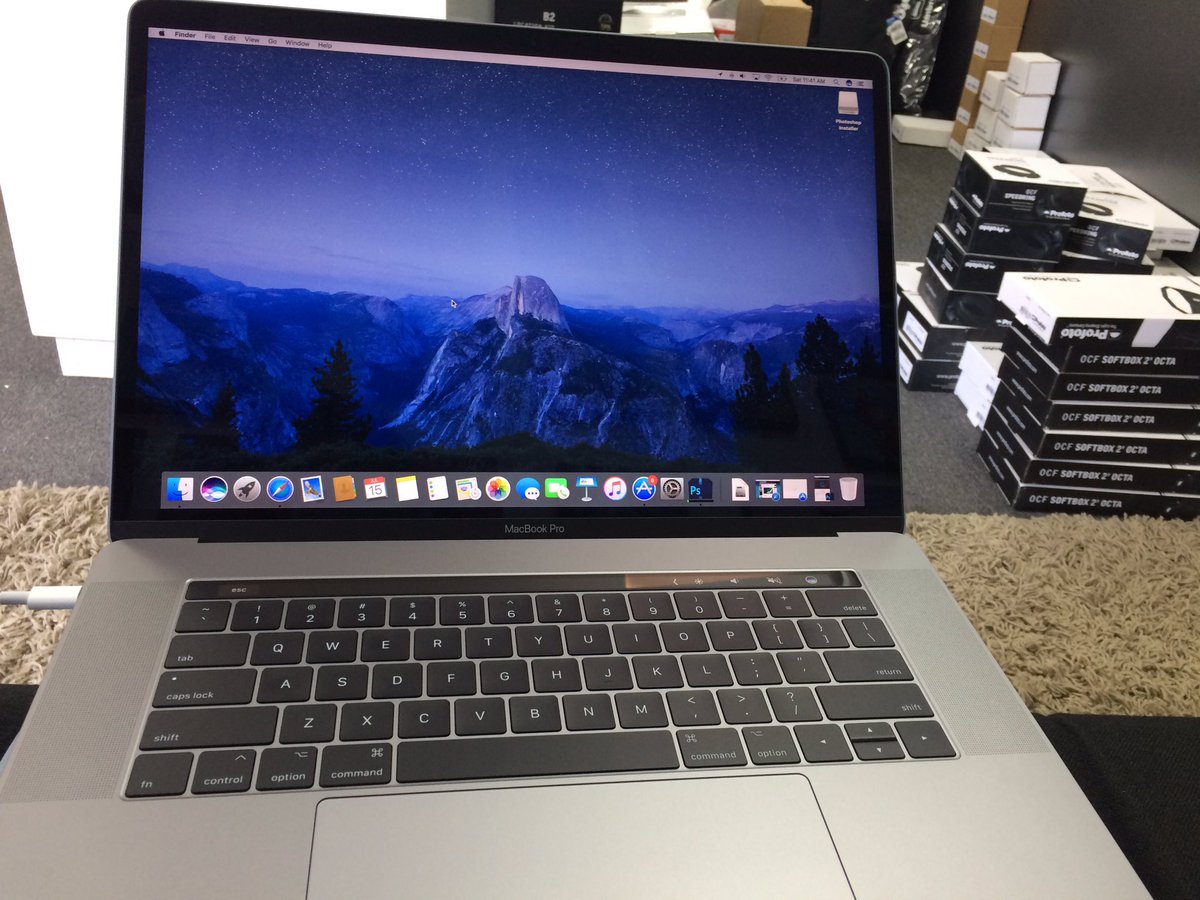 aefotograph's tweet image. Welcome to the house #Macbookpro2017 #apple #touchbar