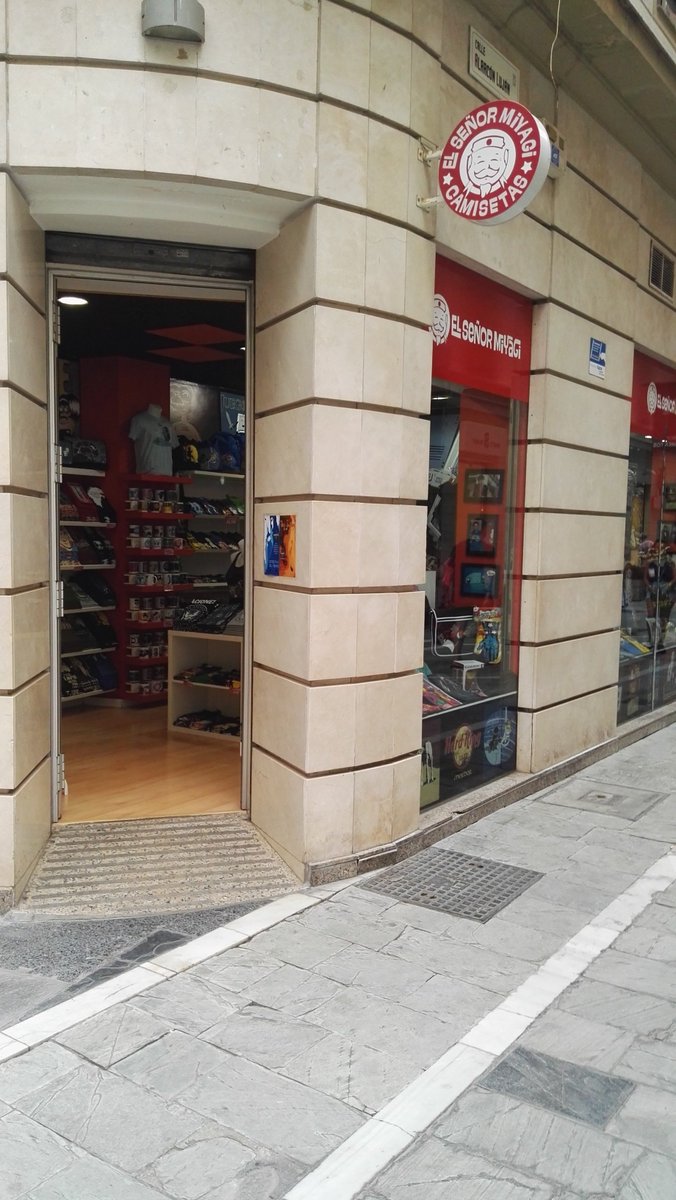 Detectivetiempo's tweet photo. ¡Oh! ¿Algún detective que pueda investigar los misteriosos carteles que han aparecido por #Málaga? 🤔 #dismalgames #indiegames #indiedev https://t.co/Y7quCghKen
