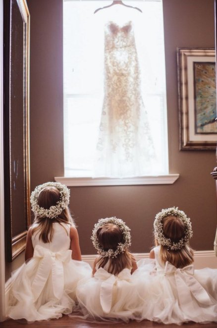 GuidesForBrides's tweet photo. #Wedding Idea: Take a photo of your #flowergirls looking at your dress and give it to them on their wedding days. 👰💕 https://t.co/i5kMAFQjgM