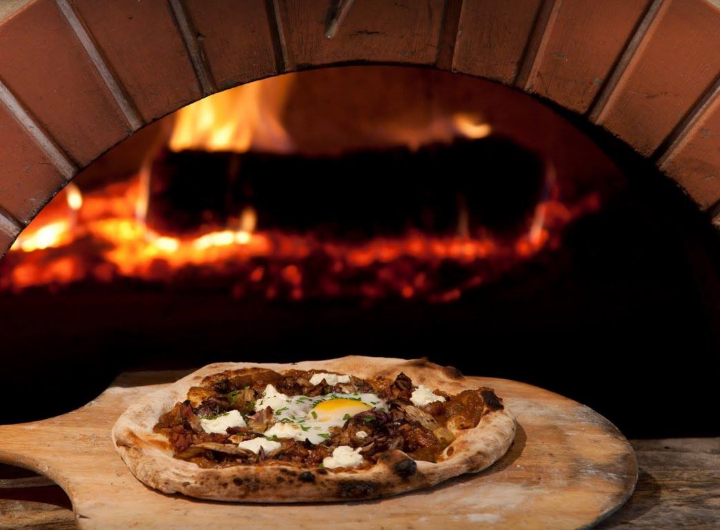 Печь вкусное. Печь вкусное. Еда из русской печки. Печь вкусное. Дровяная печь для пиццы.