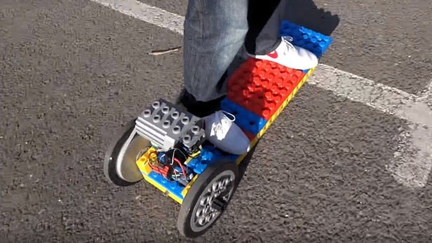 MattM_PE's tweet photo. Maker takes to the tarmac on 3D-printed "Lego" electric skateboard #3dprinting @adskFusion360 https://t.co/hWFdNLFRNU https://t.co/K8hfvwWeOe