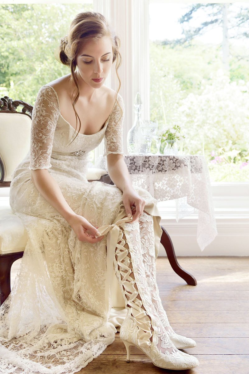 Couture_boots's tweet photo. Remembering #JaneAusten today with our shoot from last year. Gorgeous #regencydress by @EmmaHuntLondon . #janeausten200 #PrideandPrejudice https://t.co/fpjqiufzKt