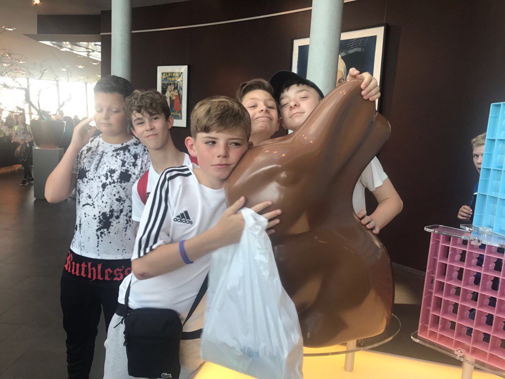 MFLSandbach's tweet photo. Very happy to see some chocolate. #timeforpresents #achievementweek #cologne https://t.co/9P3XJkJw1d
