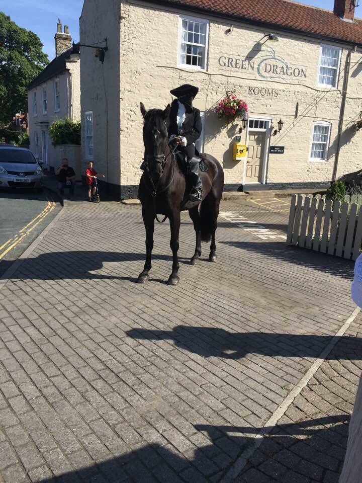It's not everyday Dick Turpin makes an appearance! Come give us a visit and try our new food and drinks menu! 🌞