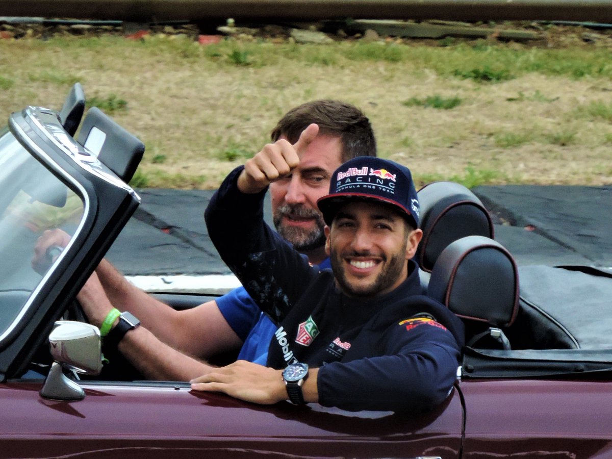 AGP10's tweet photo. Caption competition.. -  what the other guy was thinking?? #SilverstoneGP @danielricciardo https://t.co/FoeEDe0s5G