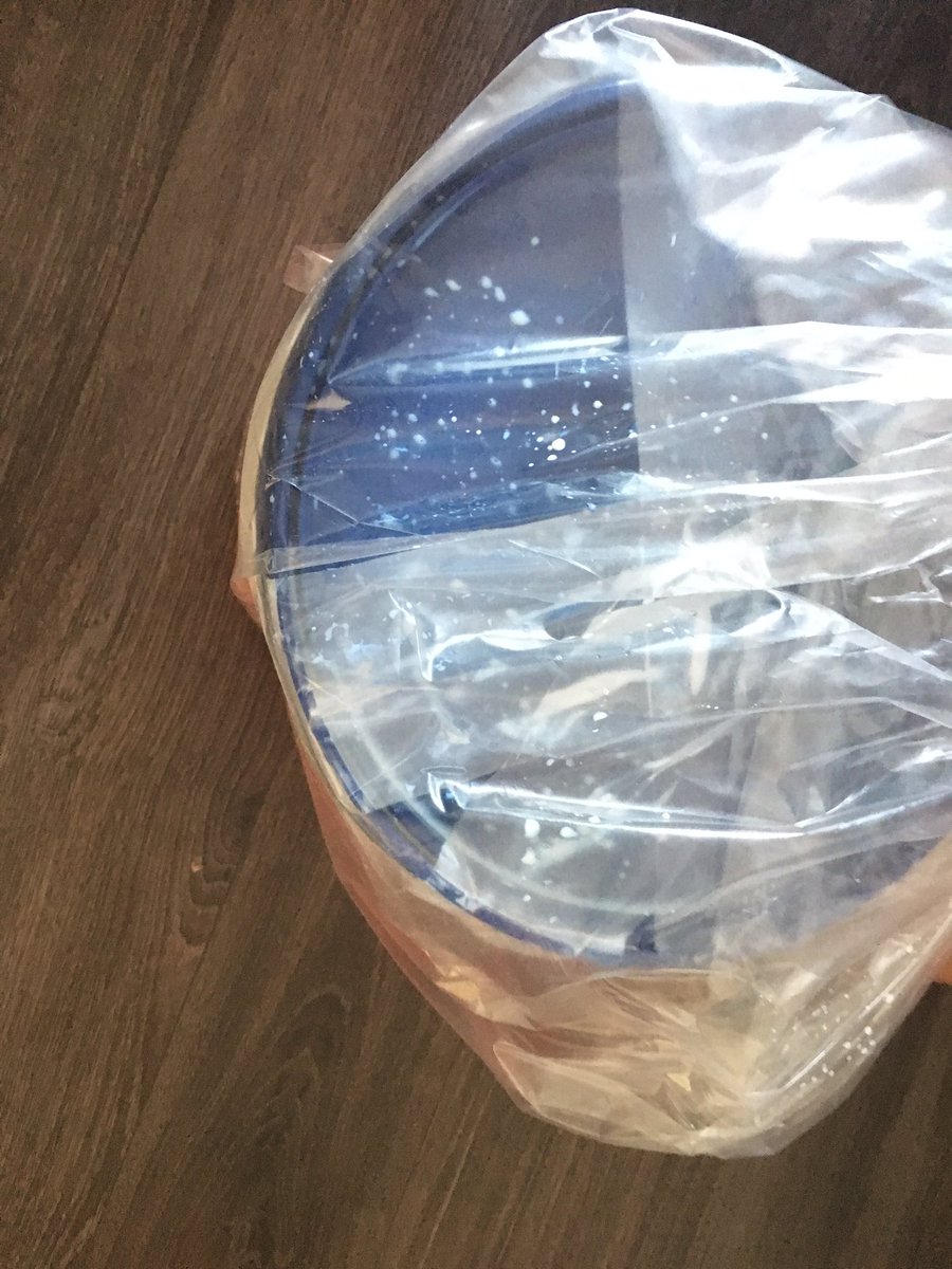 kim100791's tweet photo. @KARWEI is het de bedoeling dat de verf naast de emmer zit na thuislevering 🤔#niethandig #watgaanwehieraandoen? #kliederboel https://t.co/eD9QseqAT3