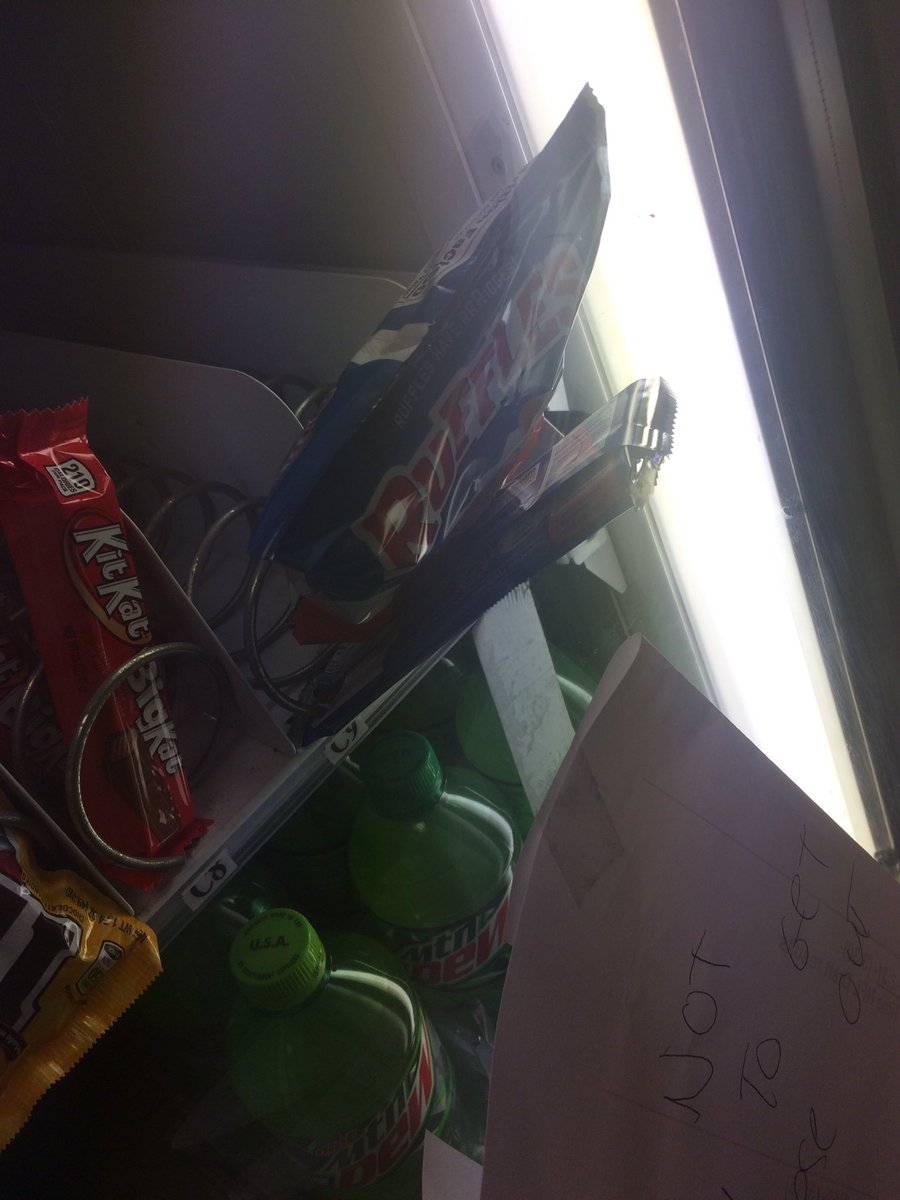 wurstbrewerfan's tweet image. Stop the Madness! Ruffles falls from above, piggybacked on Nestles Crunch now! @JonAriasRadio #VendingProblems