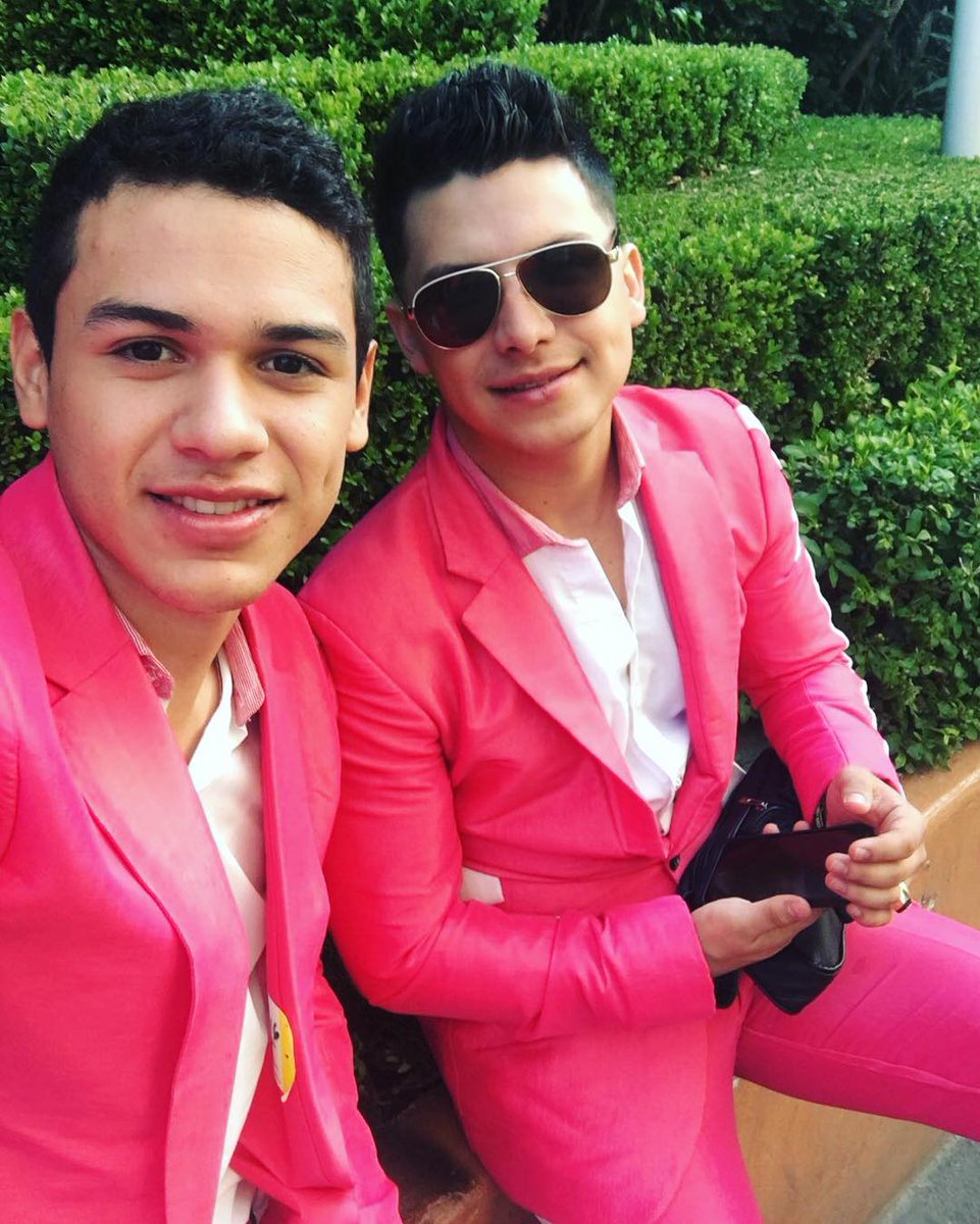 melendres_de's tweet photo. #Cuandolamiro
Los amo Vincen Meledres y Julio Herrera :-)
Saludos desde Celaya
Chicas @PaMisRedes https://t.co/VPfSdoZqB1
