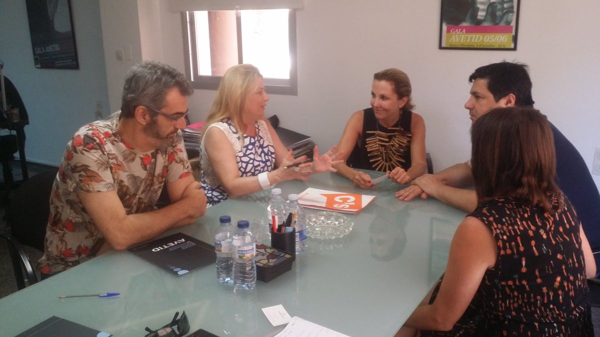 amparopicoCS's tweet photo. Con los representantes del sector teatral y de las artes escénicas @AVETID .Una reunión fructífera con buena visión de futuro. https://t.co/dNJjoWKJKp