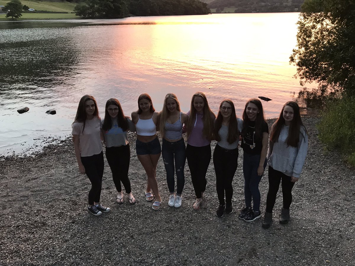 InspiraAliceJW's tweet photo. #TeamEros having a cute team picture with the sunset 🌅 https://t.co/dBhEFBVHFK
