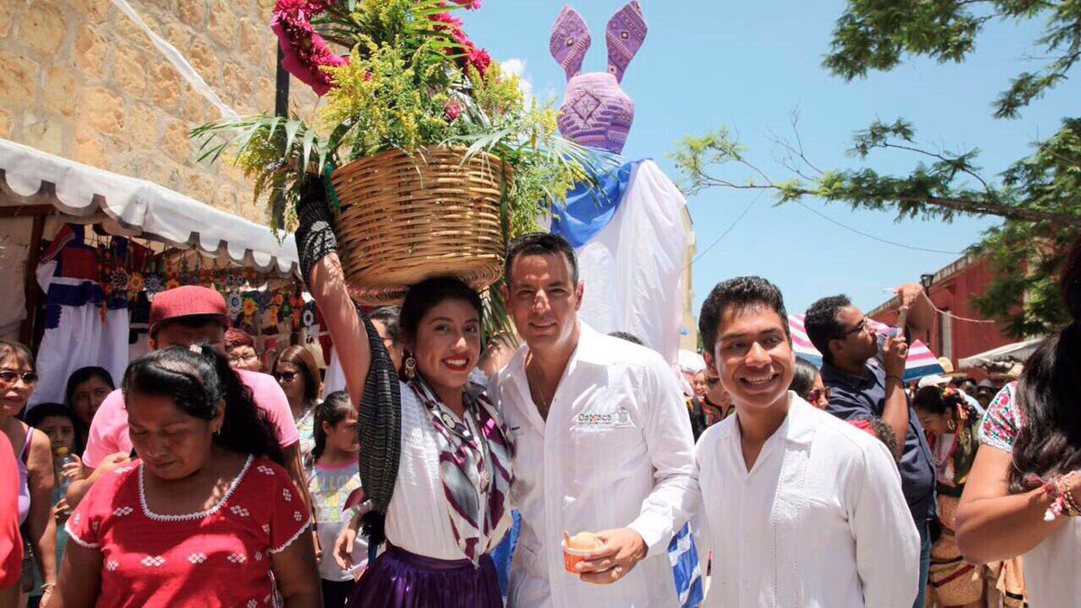 alejandromurat's tweet photo. En un ambiente de fiesta, y con tradicional Calenda, inauguramos la "Expo Artesanal #Guelaguetza2017", en el Andador turístico. ¡Visítenla! https://t.co/4DxHkZrTBq