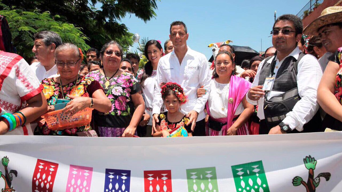 alejandromurat's tweet photo. En un ambiente de fiesta, y con tradicional Calenda, inauguramos la "Expo Artesanal #Guelaguetza2017", en el Andador turístico. ¡Visítenla! https://t.co/4DxHkZrTBq