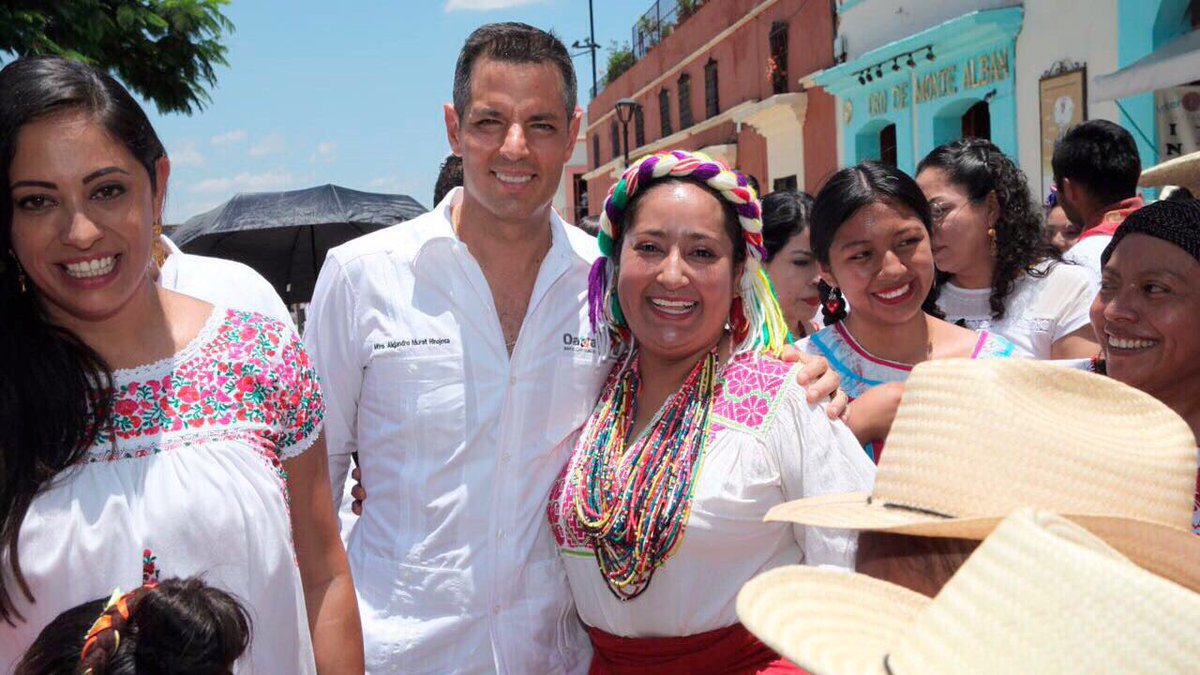 alejandromurat's tweet photo. En un ambiente de fiesta, y con tradicional Calenda, inauguramos la "Expo Artesanal #Guelaguetza2017", en el Andador turístico. ¡Visítenla! https://t.co/4DxHkZrTBq