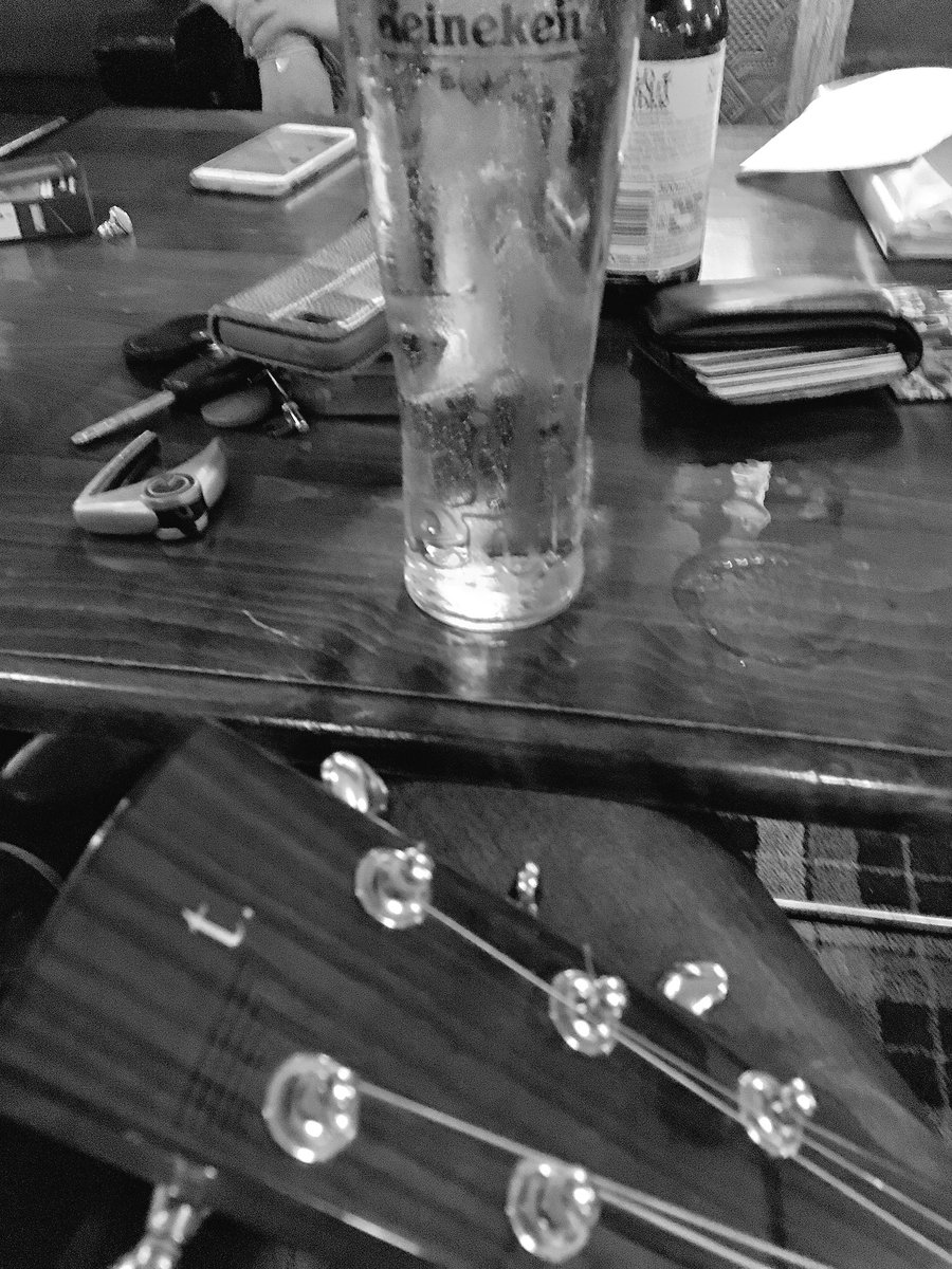 2 of my favourite things, beer and my <a href="/TaranGuitars/">Taran Guitars</a> 😊👍🏽 <a href="/Heineken/">Heineken</a> 👌🏽 #midweekpint #cheekymidweek