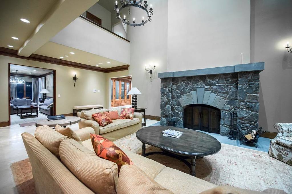 AlexBeattie's tweet photo. The family room from the Breakfast nook - @ Eagle's Nest Estate ~> Link In Bio <~
.
.
.
#luxuryrealestate #visitse… https://t.co/tqk99KI0NJ https://t.co/XX0HphGUvJ