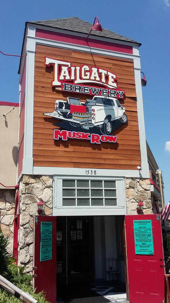 BootsOnBroadway's tweet photo. @tailgatebeer #MusicRow is a must visit local brewery in the heart of historic Music Row 🍺✌🍻🎸 #LocalCraftBrew #TailgateBrew #TeamBOOTS https://t.co/DkdyF8DvYz