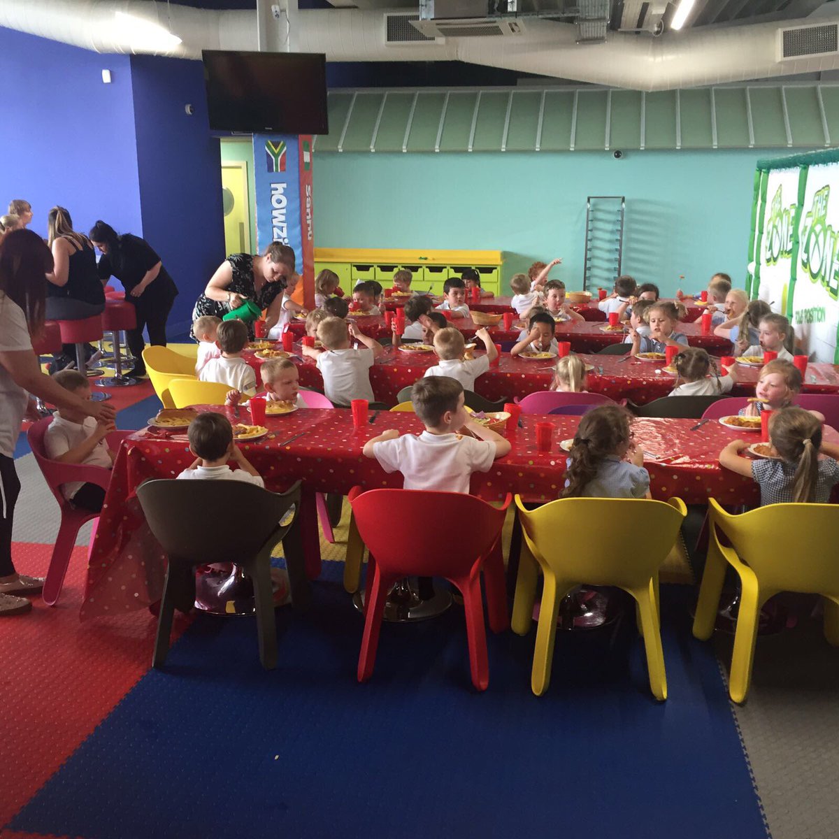 CV_PrimarySch's tweet photo. Foundation Stage enjoying lunch  @BubblesPlayNB https://t.co/9aYEsItYXQ
