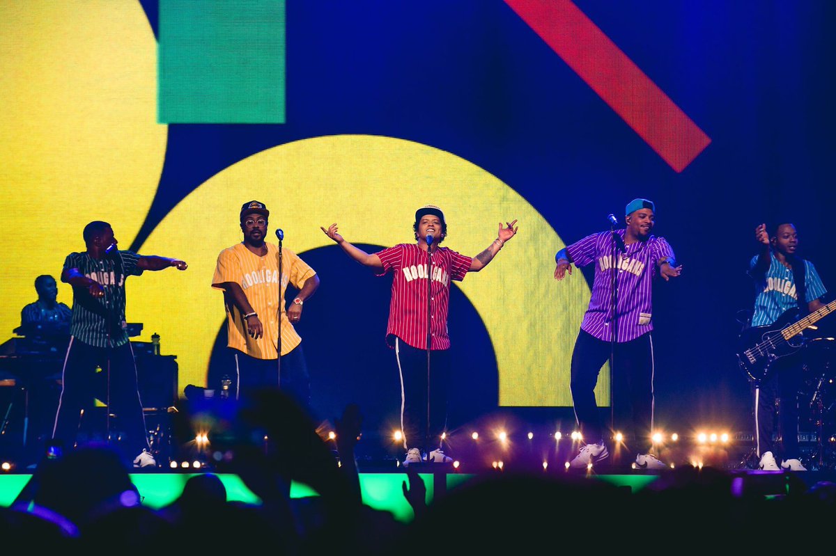 paradisebruno's tweet photo. @BrunoMars rocking the show as always 🌸 https://t.co/70LsDjkJMk