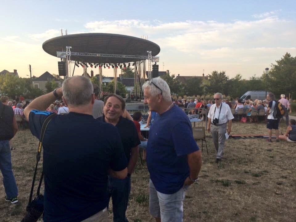AndreLaignel's tweet photo. Moment de détente avec #RodAnton après un début de semaine chargé. Et un nouveau succès des Mardis de l'Eté : 1.200 spectateurs ! #Issoudun https://t.co/MeH4s8aae7